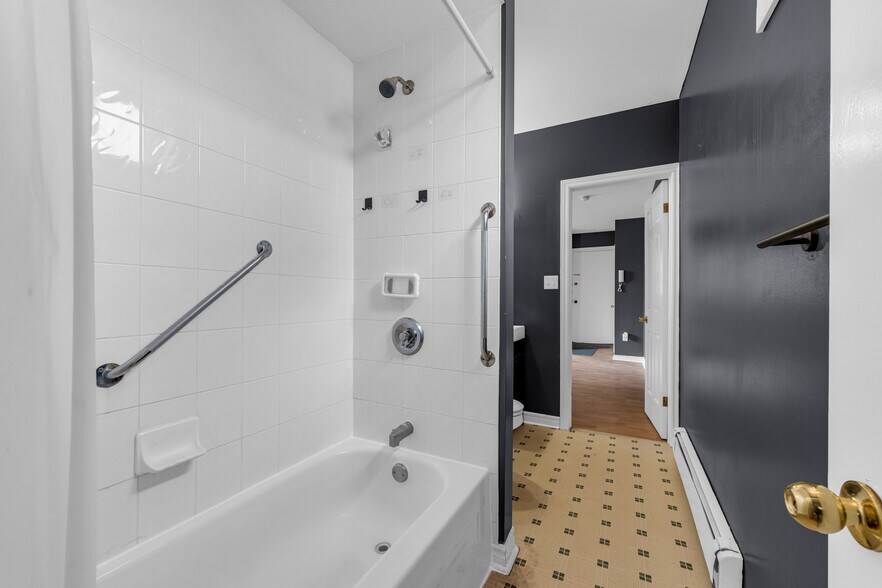 More Photos Of 320 King St E, Hamilton Storefront Retail Residential For Sale