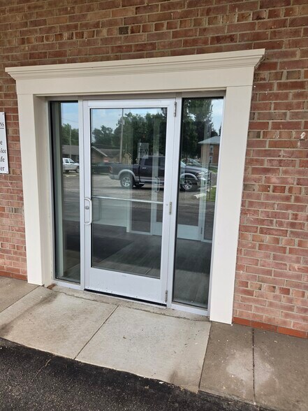 More Photos Of 101-103 S Talbot St, Addison Bank For Lease
