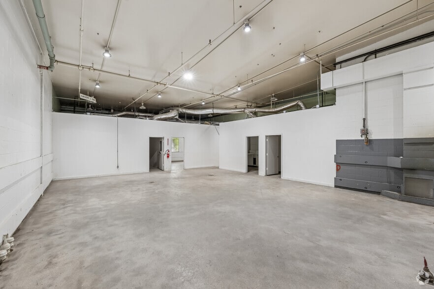 More Photos Of 1500 E Broad St, Mansfield Manufacturing For Sale