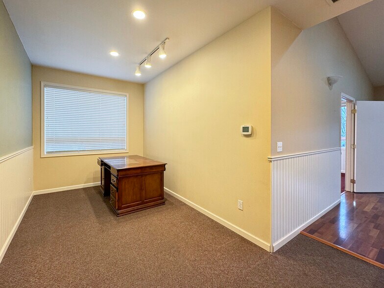 More Photos Of 542-544 N 5th Ave, Sequim Medical For Sale