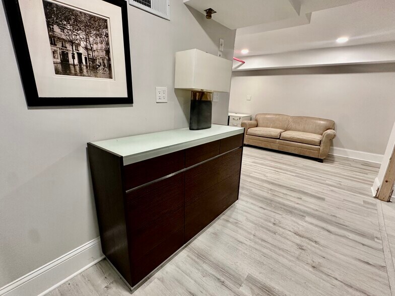 More Photos Of 12 Havemeyer Pl, Greenwich Office For Lease