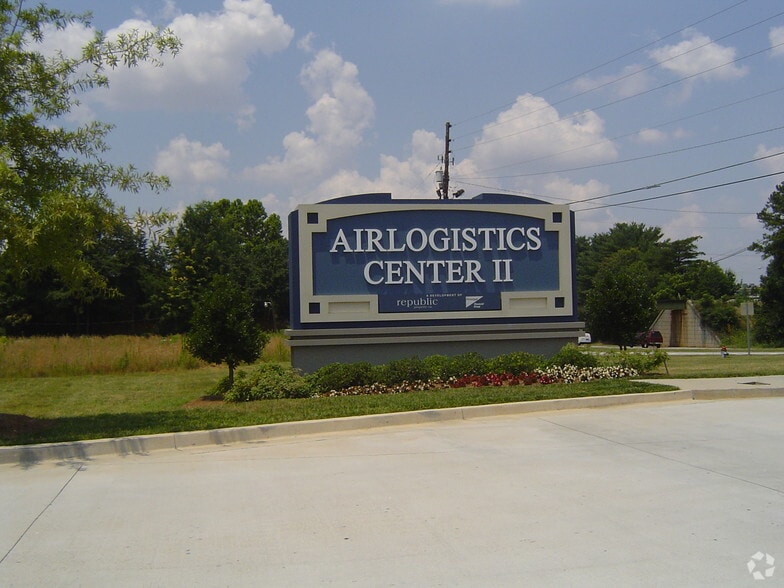 More Photos Of 105 Forest Pky, Forest Park Warehouse For Lease