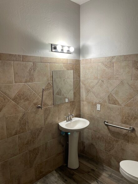 More Photos Of 2305 SW Holloway St, El Reno Warehouse For Lease