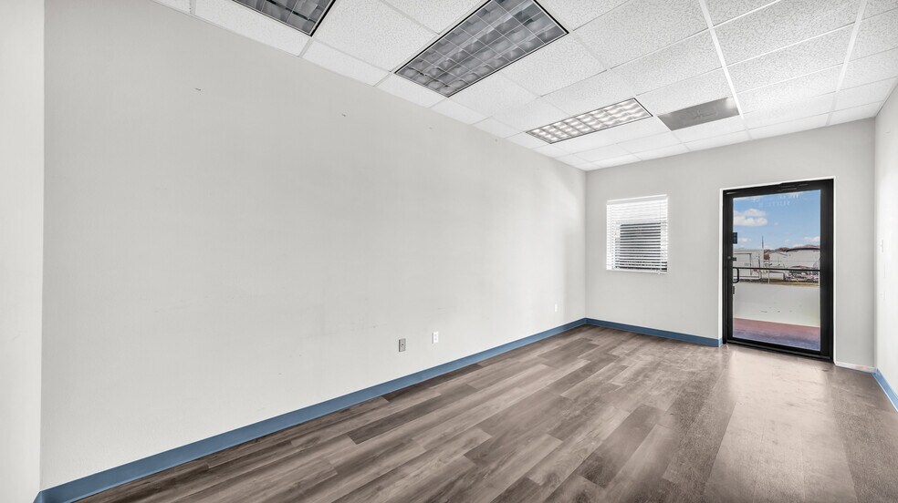 More Photos Of 118 Marble Ct, Aledo Showroom For Lease