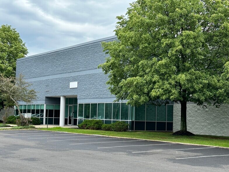 More Photos Of 65 Clyde Rd, Somerset Manufacturing For Lease