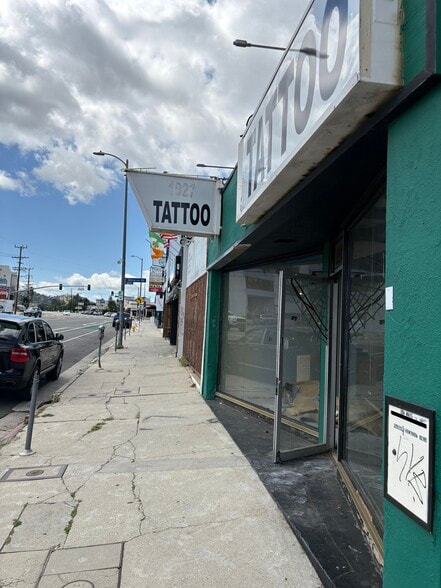More Photos Of 22913 Ventura Blvd, Woodland Hills Storefront For Lease