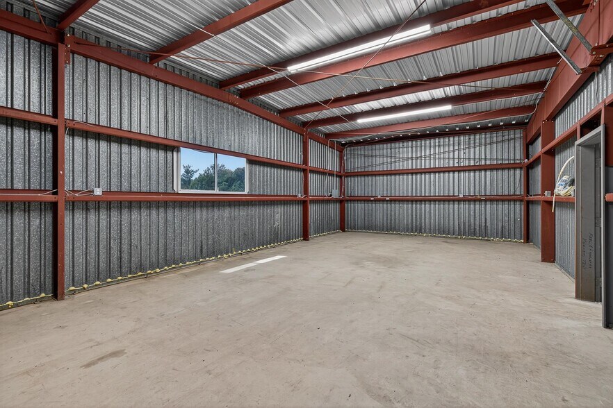More Photos Of 201 W 9th St, Burnet Warehouse For Lease