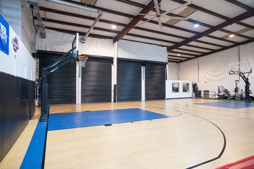 More Photos Of 9937 Race Track Rd, Tampa Manufacturing For Lease