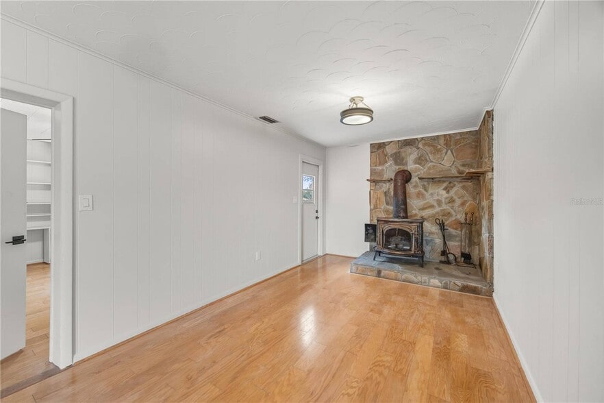 More Photos Of 274 W Kings Hwy, Center Hill Flex For Sale