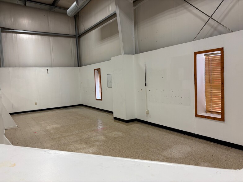 More Photos Of 10112 Royal Dr, Saint Louis Schools For Lease