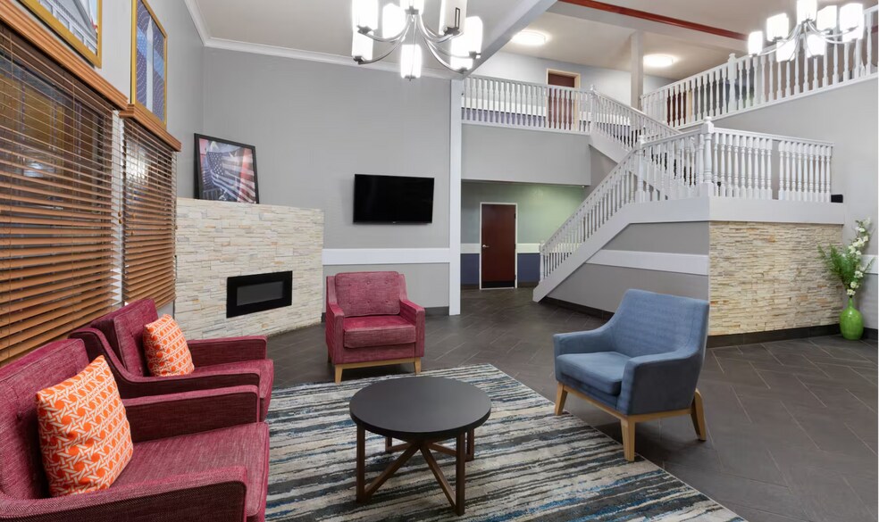 More Photos Of 2210 West St S, Grinnell Hotel For Sale