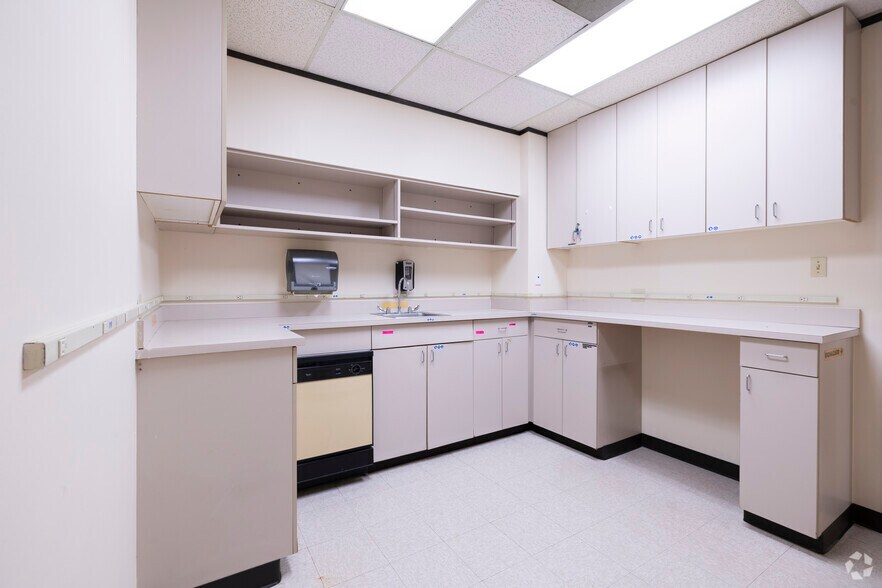 More Photos Of 7440 Cypress Creek Pky, Houston Storefront Retail Office For Sale