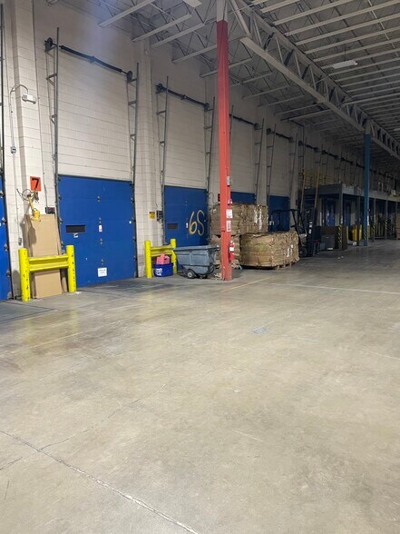 More Photos Of 2400 W Central Rd, Hoffman Estates Warehouse For Lease