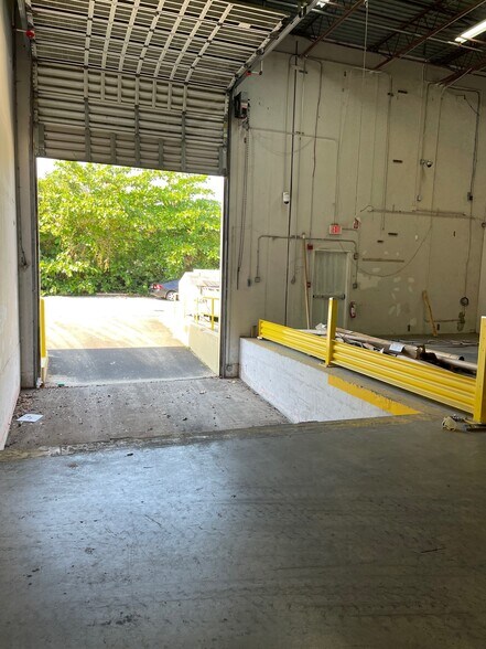 More Photos Of 3001-3017 Greene St, Hollywood Showroom For Lease
