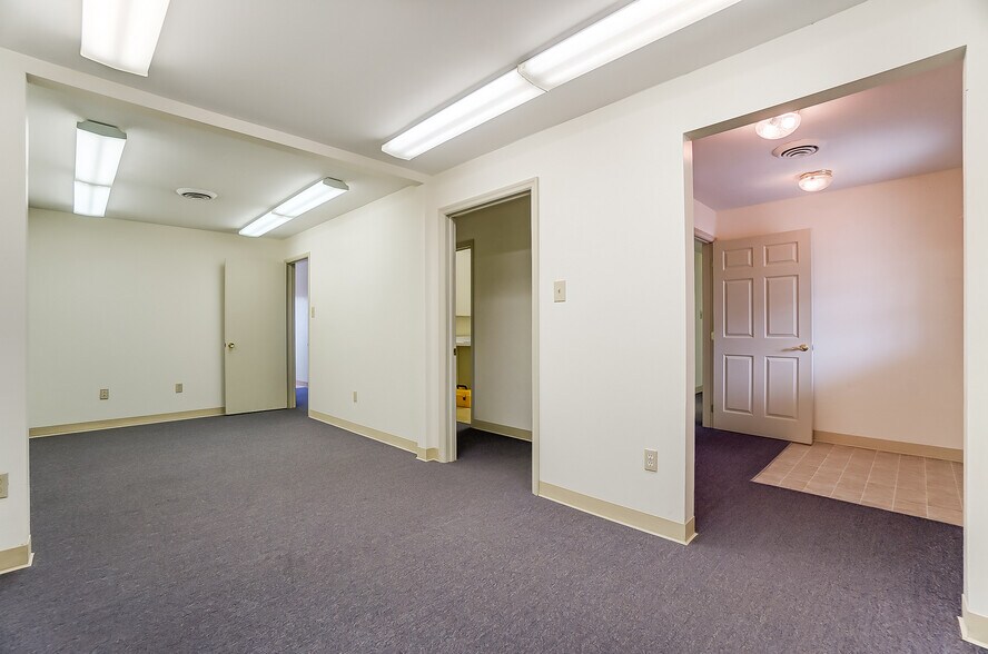 More Photos Of 1010-1090 N Market St, Troy Medical For Lease