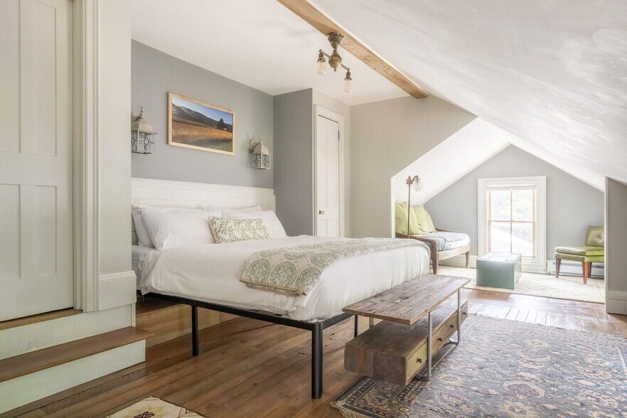 More Photos Of 102 Main St, Jefferson Hotel For Sale