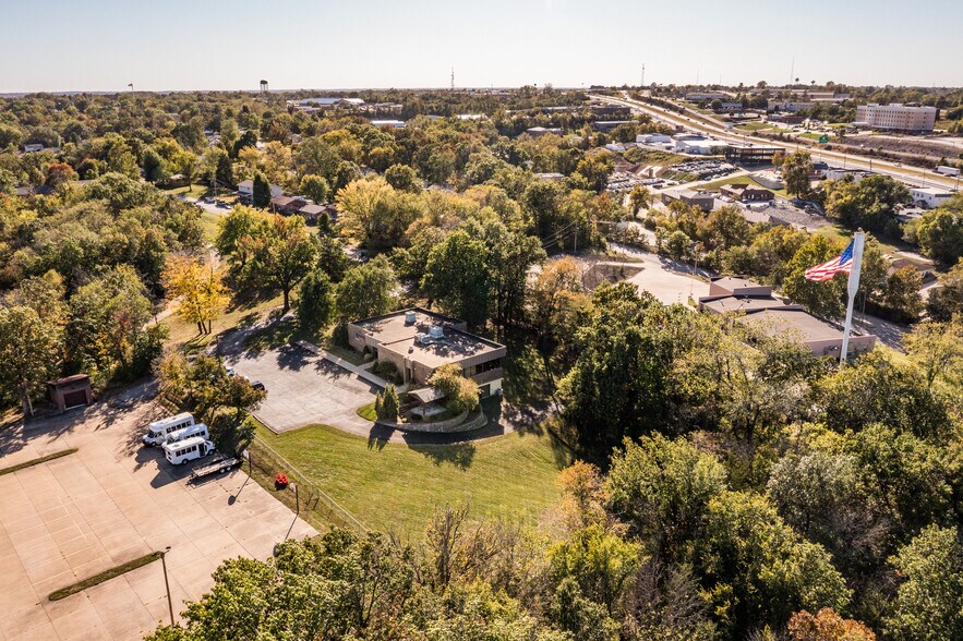 More Photos Of 1423 Randy Ln, Jefferson City Office For Sale