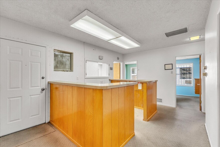 More Photos Of 18032 Ventura Blvd, Encino Medical For Lease