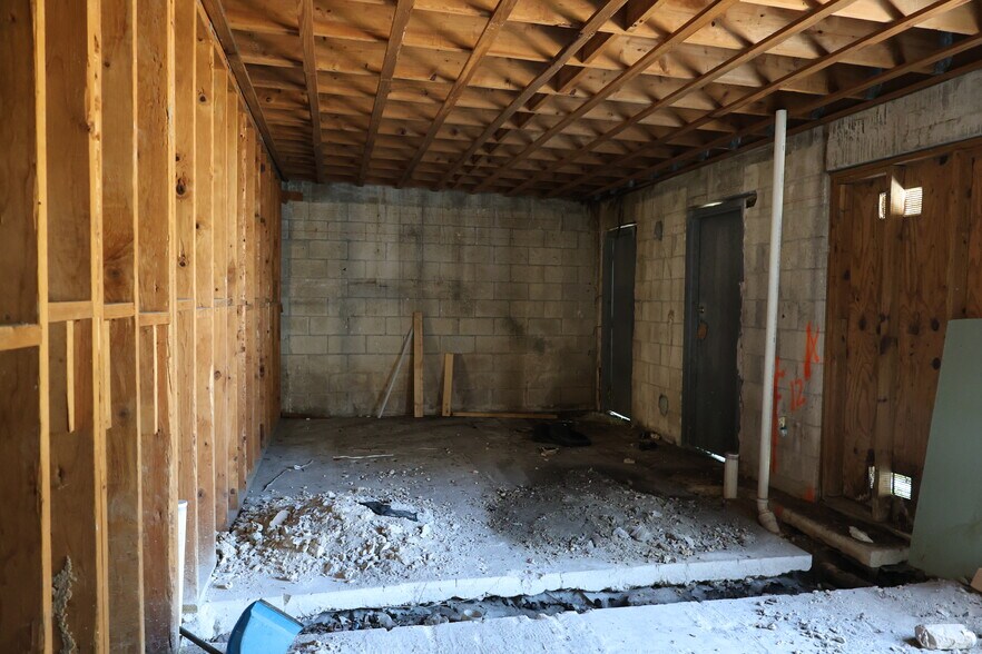 More Photos Of 14100 W Dixie Hwy, Miami Restaurant For Lease