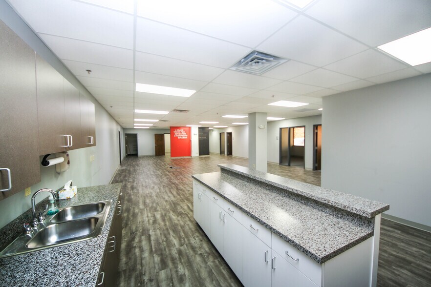 More Photos Of 825 Northgate Blvd, New Albany Office For Sale