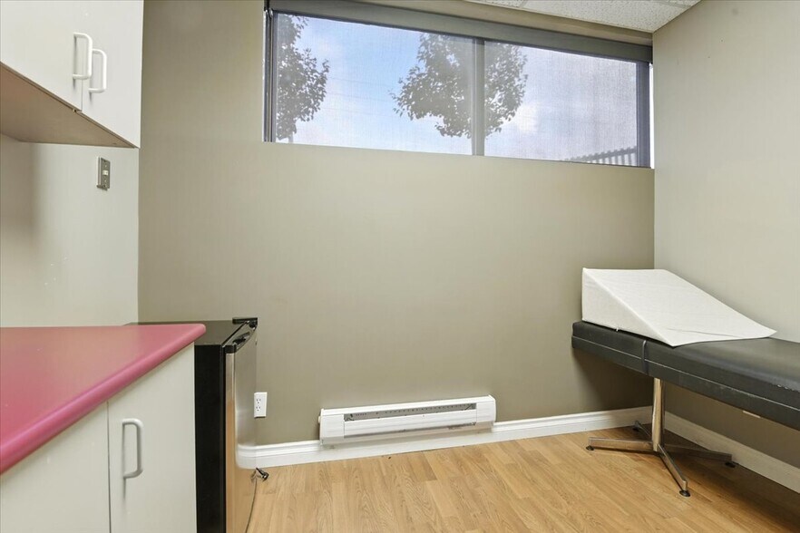 More Photos Of 372 King St, Oshawa Medical For Lease