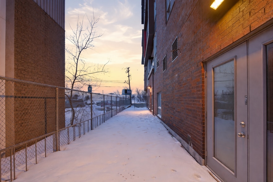 More Photos Of 10007 Boul Pie-IX, Montréal Office For Sale