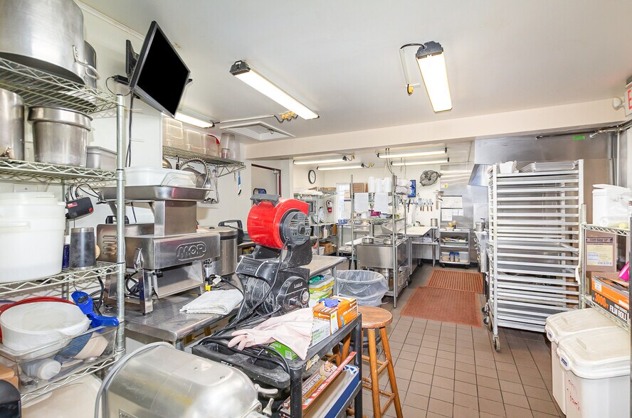 More Photos Of 9743 N Greenville Rd, Lakeview Restaurant For Sale