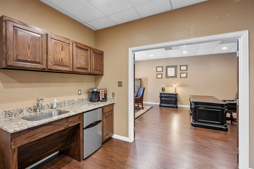 More Photos Of 2313 Roosevelt Dr, Dwg Office For Sale