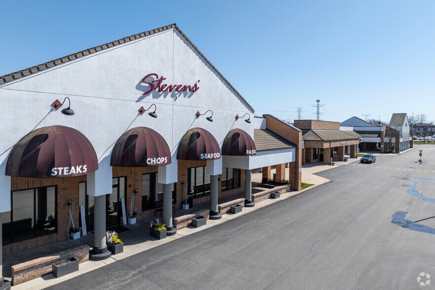 More Photos Of 401 N Riverside Dr, Gurnee Storefront For Lease