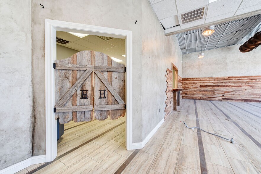 More Photos Of 5820 66th St, Lubbock Storefront Retail Office For Sale