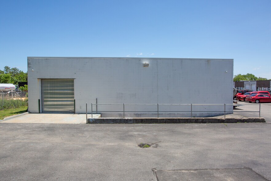 More Photos Of 51-71 Windsor Pl, Central Islip Warehouse For Lease