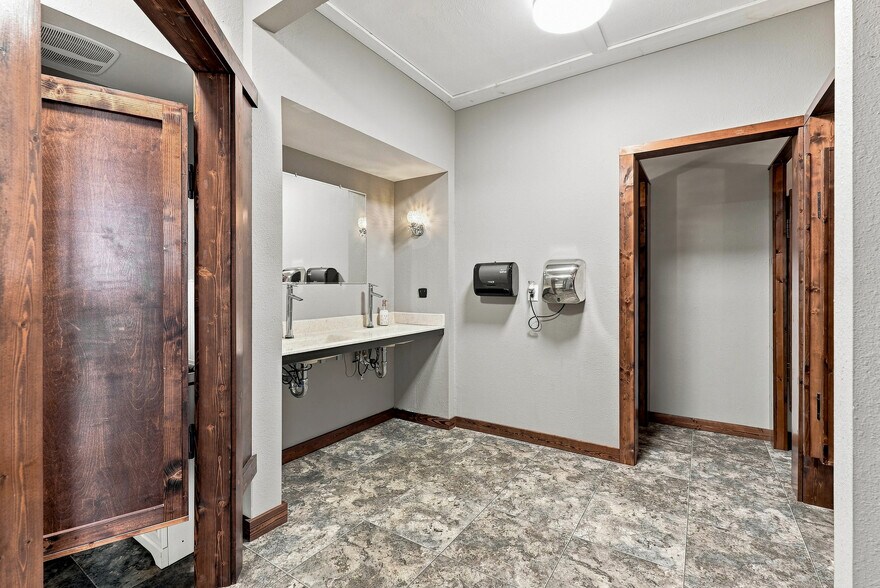 More Photos Of 204 S Broadway, Salisbury Specialty For Sale