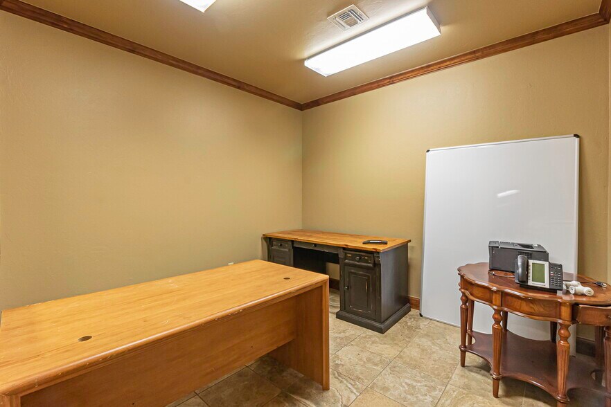 More Photos Of 1302 SW Lee Blvd, Lawton Storefront Retail Office For Lease