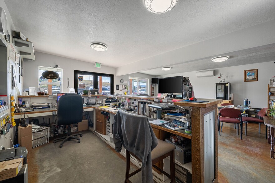 More Photos Of 402 N Pyfer St, Whitehall Office For Sale