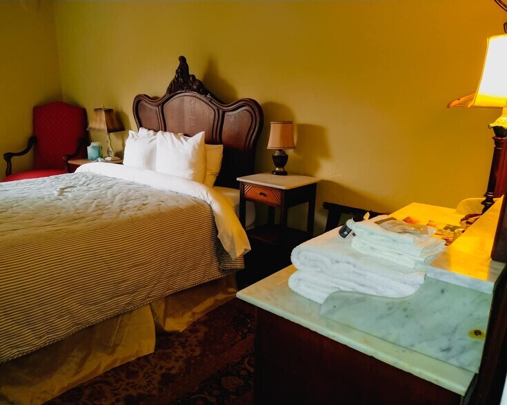 More Photos Of 40 SE Heimrich St, Dufur Hotel For Sale