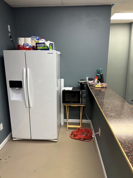 More Photos Of 11 Demedicis Blvd, Warrenville Warehouse For Lease