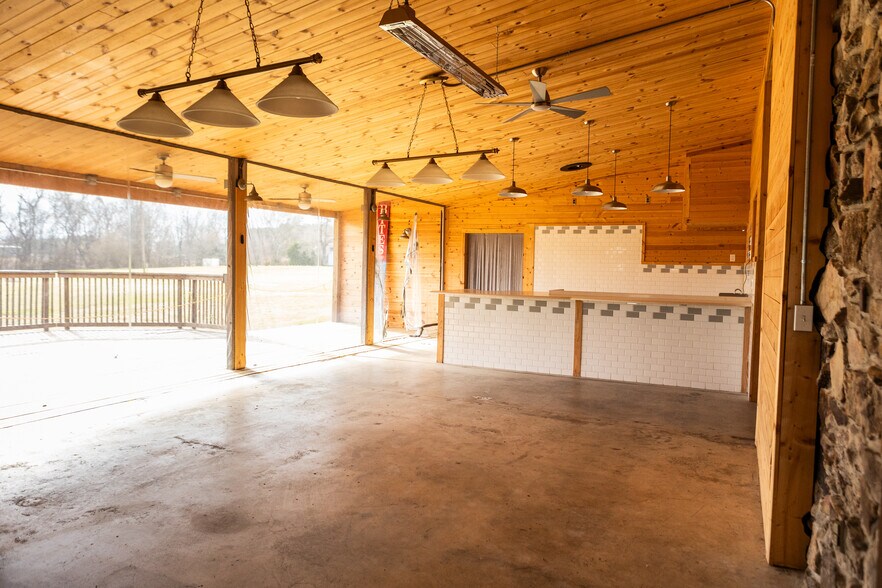 More Photos Of 817 Interstate Dr, Manchester Freestanding For Sale