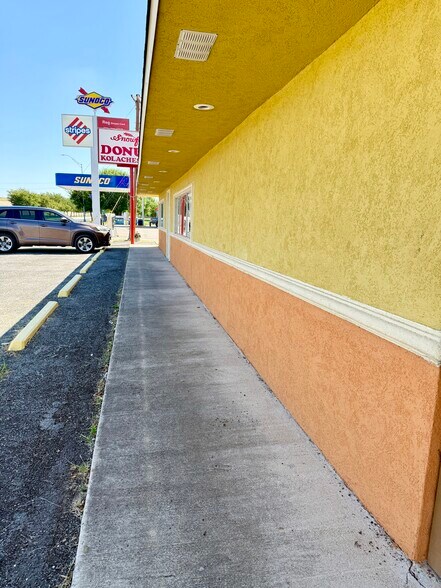 More Photos Of 903 15th St, Ozona General Retail For Sale