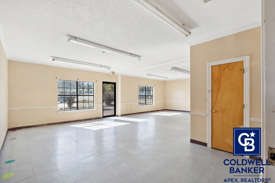 More Photos Of 302 Lincoln Park Dr, Cleburne Medical For Sale