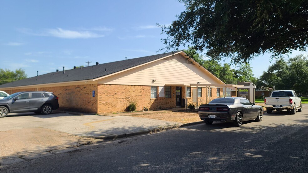 More Photos Of 709 Barton St, Hearne Medical For Sale