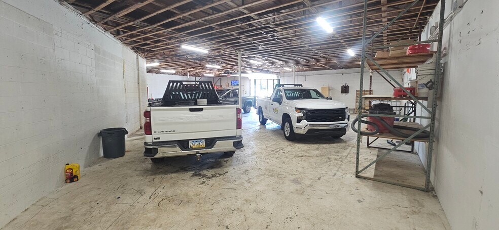 More Photos Of 7304 Sni-A-Bar Rd, Kansas City Warehouse For Sale