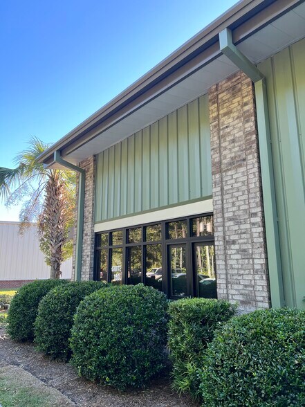 More Photos Of 547 Long Point Rd, Mount Pleasant Flex For Lease