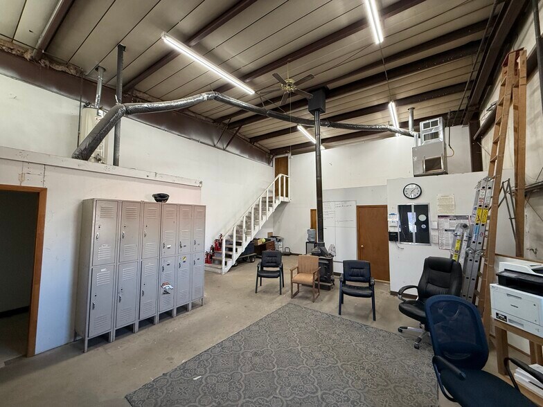 More Photos Of 1408 W Quincy Ave, Englewood Manufacturing For Lease