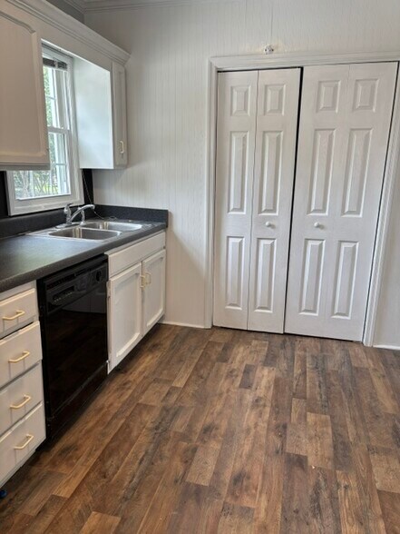 More Photos Of 202 Carolina Ave, Moncks Corner Office For Sale