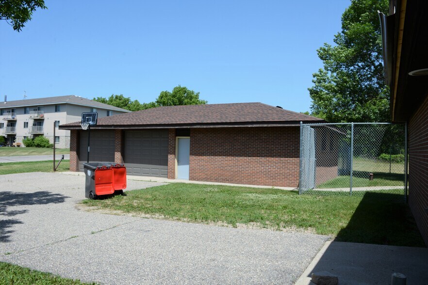 More Photos Of 524 Willow Dr, Alexandria Office For Lease