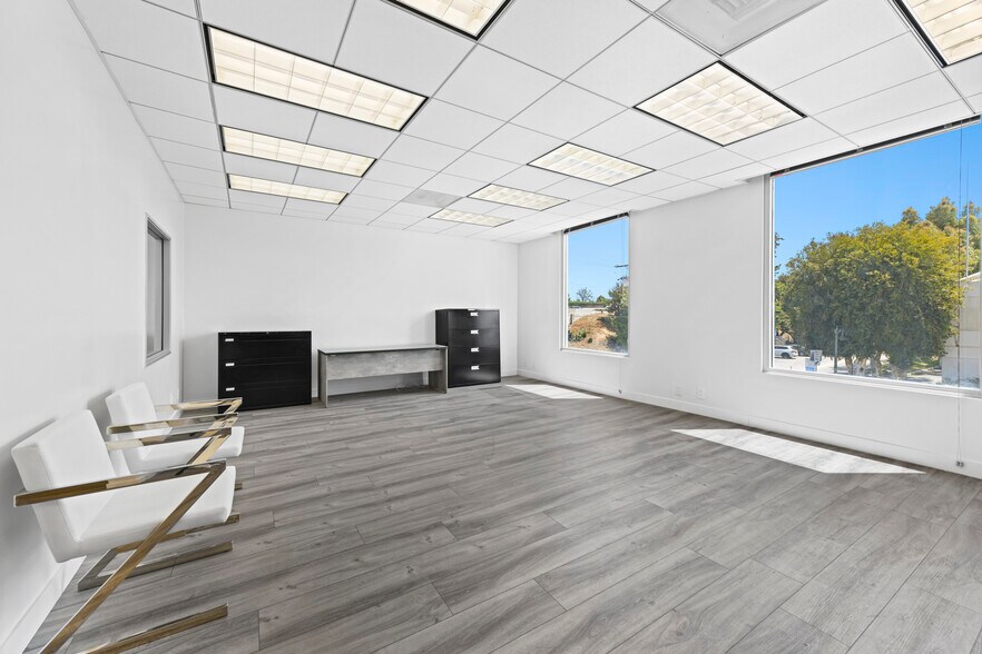 More Photos Of 19301 Ventura Blvd, Tarzana Loft Creative Space For Lease