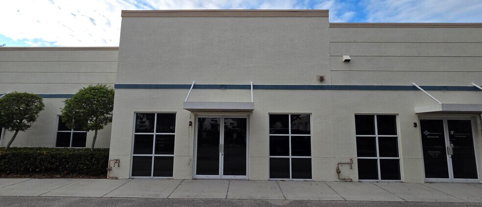 More Photos Of 9201 Brookwood Ct, Bonita Springs Showroom For Sale