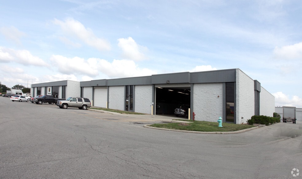 Primary Photo Of 7148-7208 E 86th St, Indianapolis Light Distribution For Lease