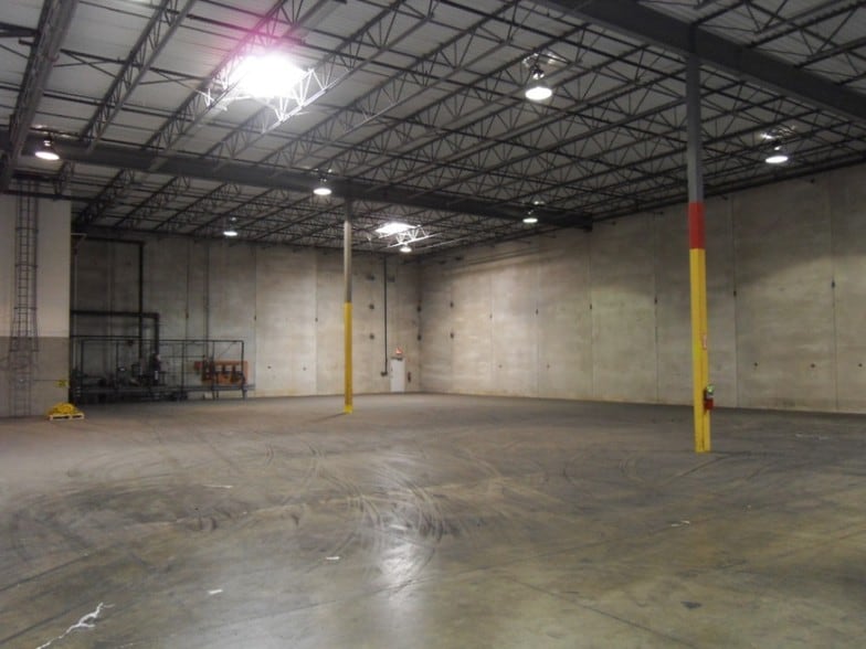 More Photos Of 310 E Crossroads Pky, Bolingbrook Truck Terminal For Lease