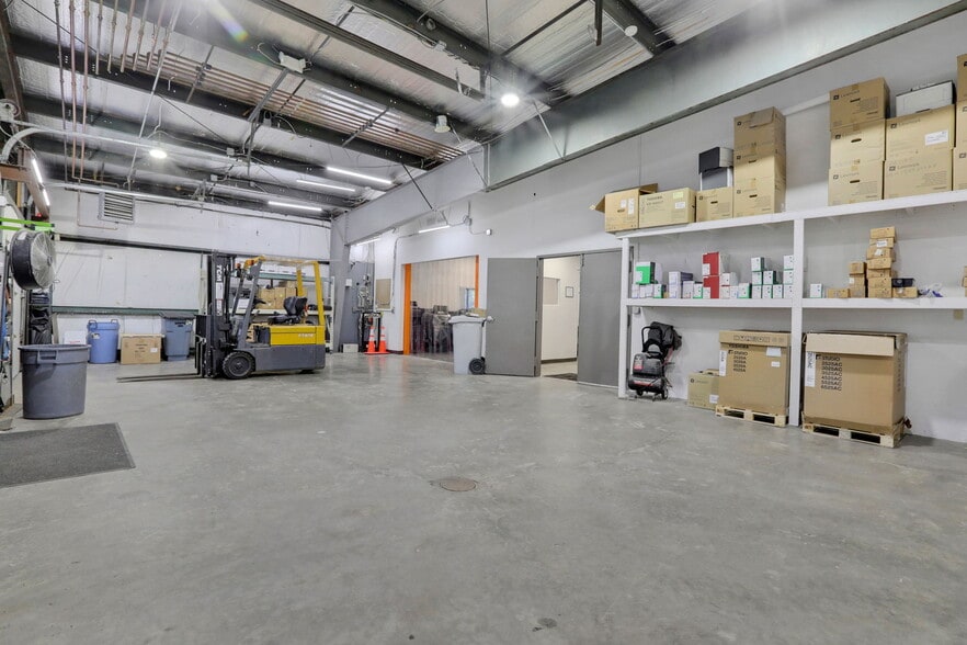 More Photos Of 230 N Plank Rd, Newburgh Light Distribution For Lease